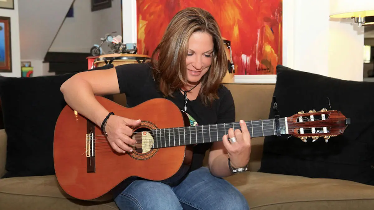 Doctora Polo  tocando la guitarra