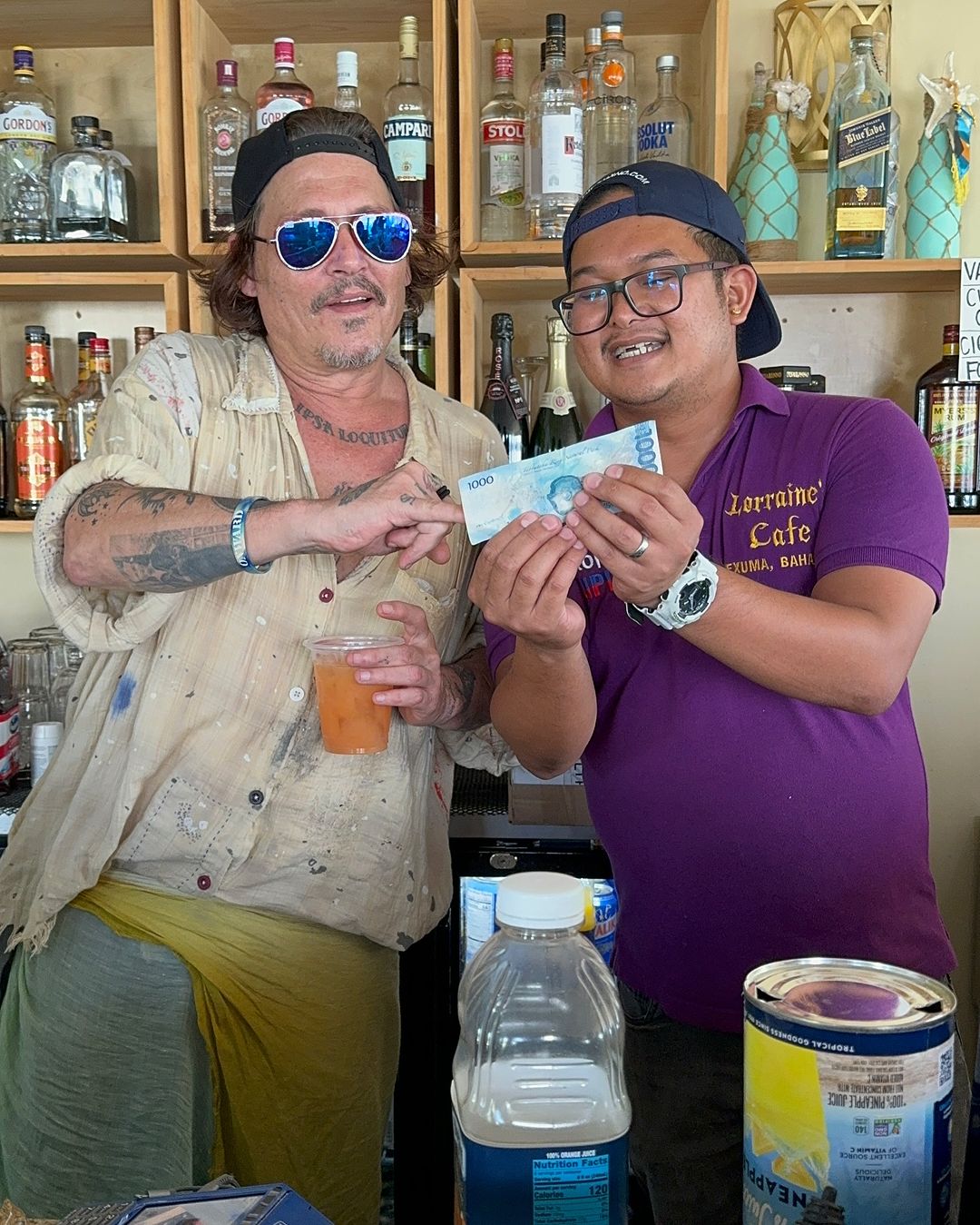 El actor en una foto subida por el personal del bar que visitó en Exuma.