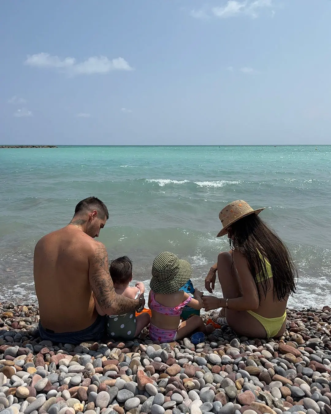 Violeta junto a Fabio y sus dos hijas.