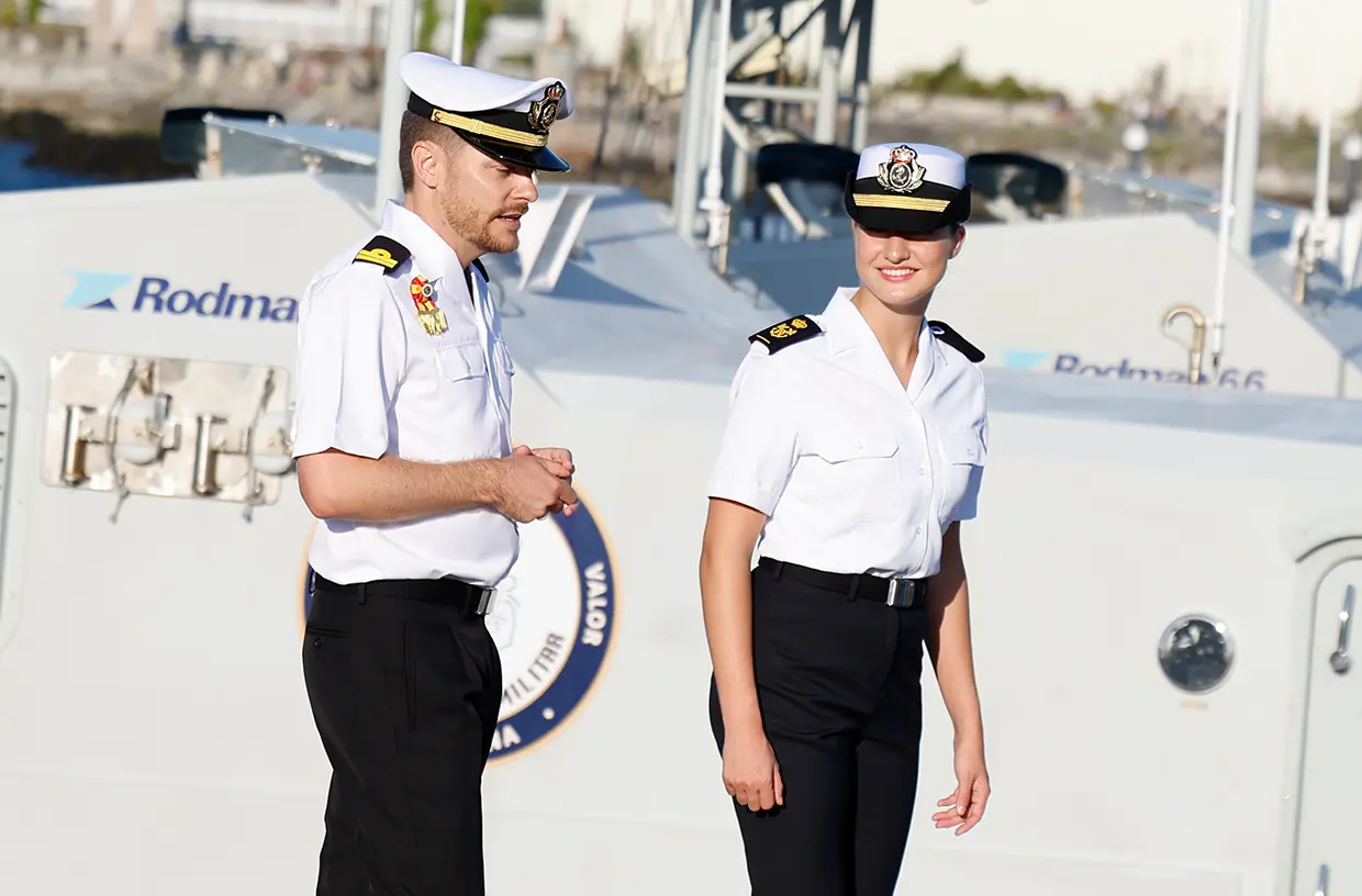 Leonor hablando con su nuevo instructor en la Academia Naval