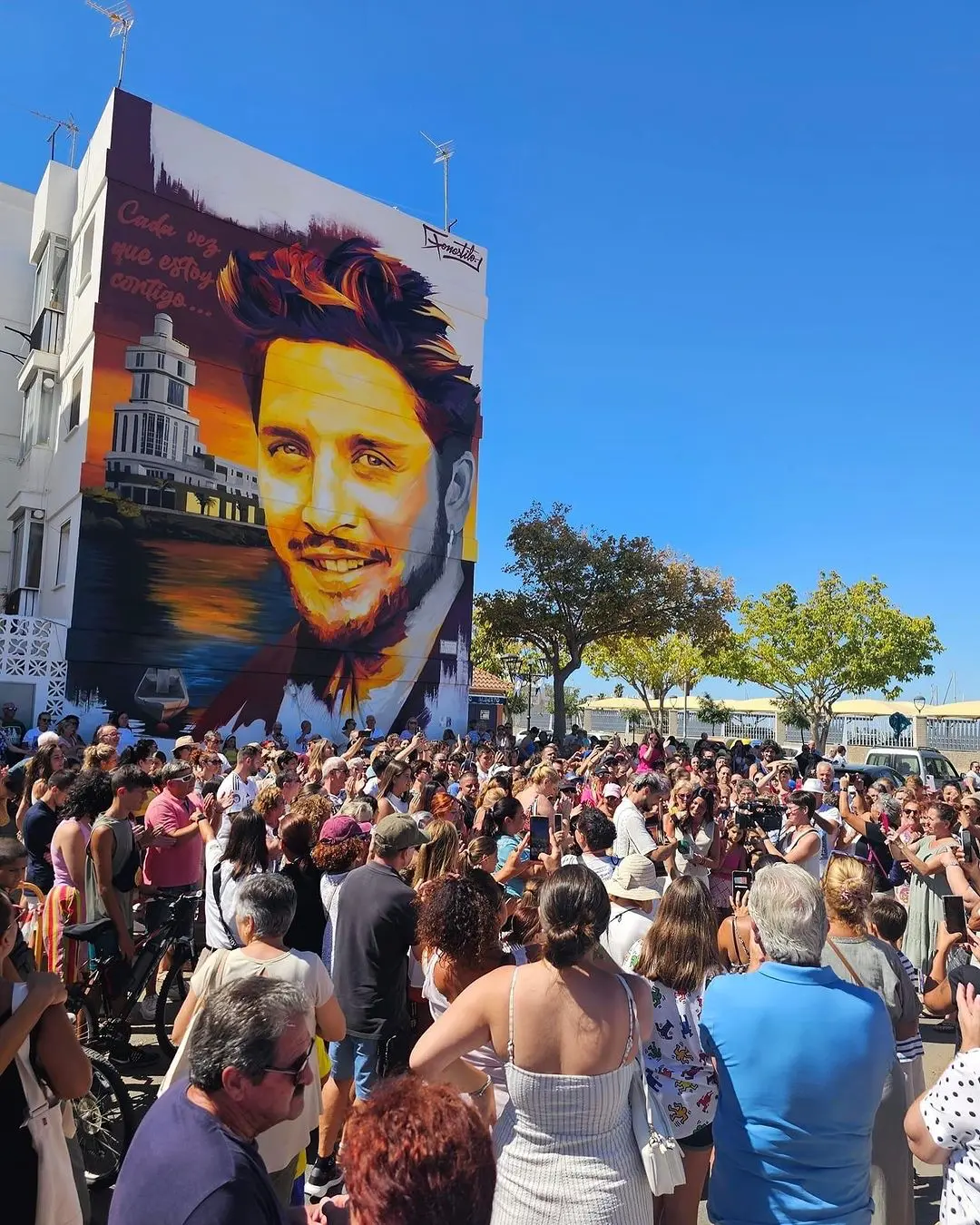 Día de la inauguración de la obra. Todo el pueblo expectante.