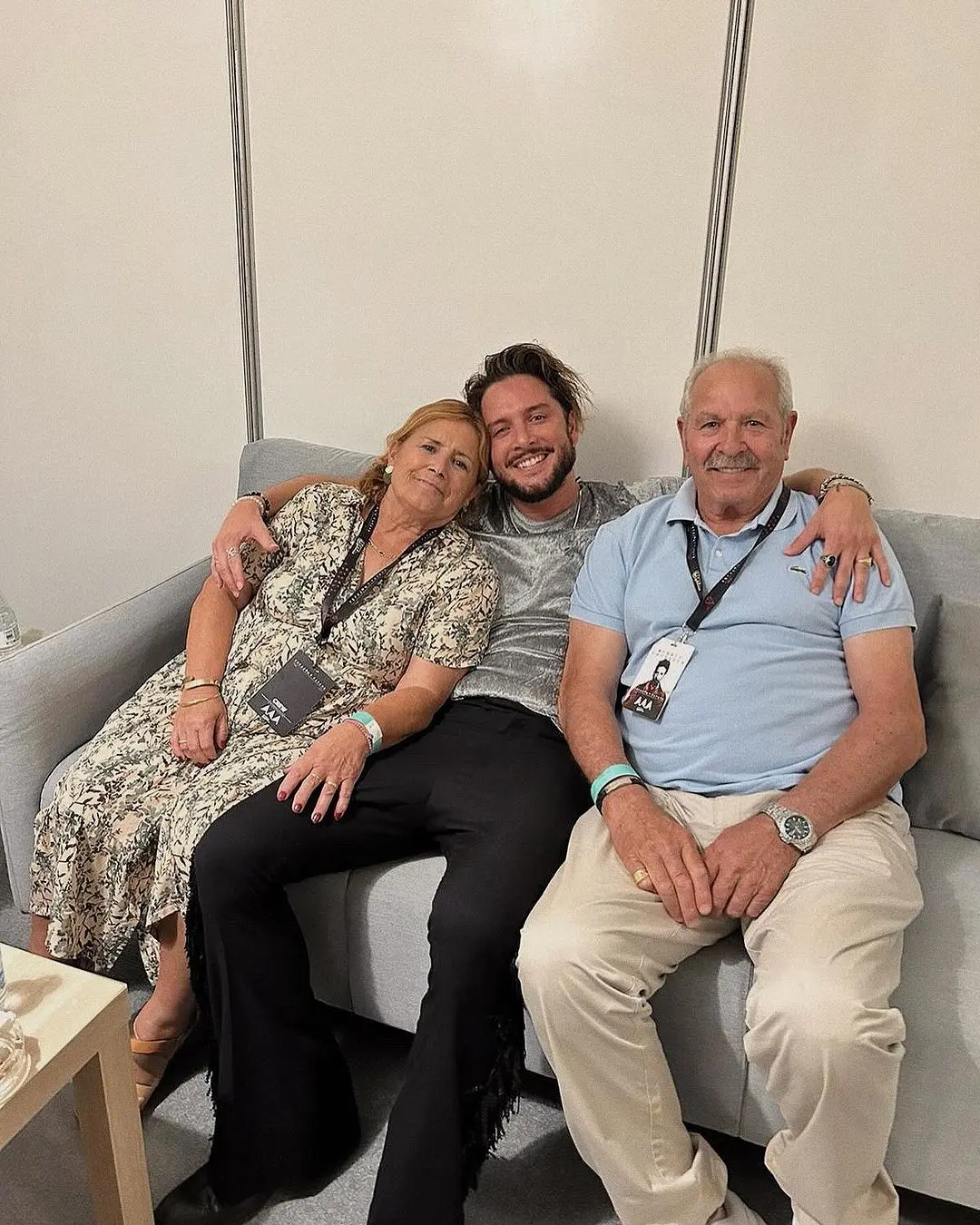 Manuel Carrasco junto a su madre y su padre, mare y pare como él los llama.