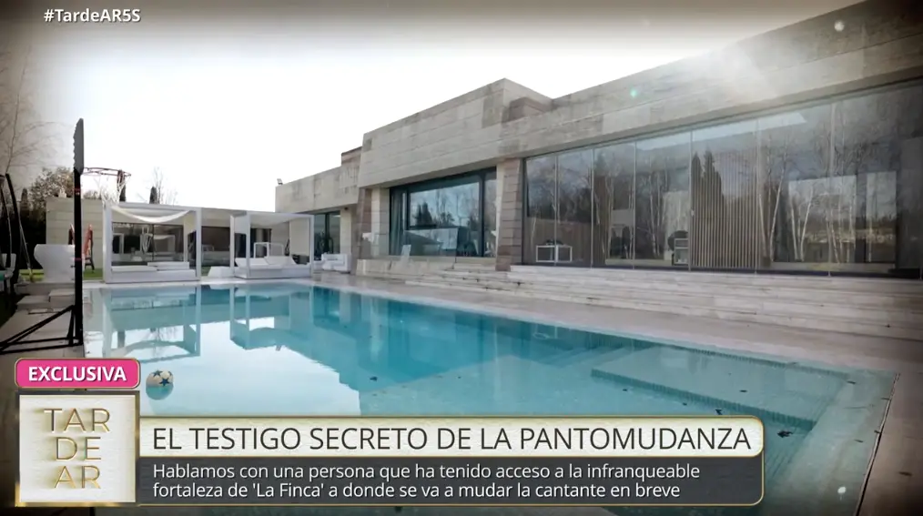 La casa de Isabel Pantoja tiene dos piscinas, una exterior y otra interior.