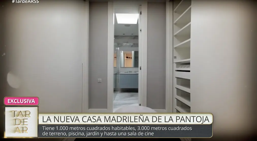 El dormitorio principal cuenta con baño y vestidor.