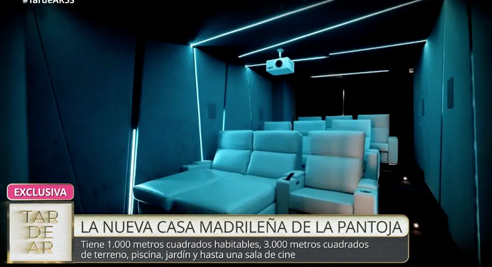 La mansión cuenta con gimnasio y sala de cine.