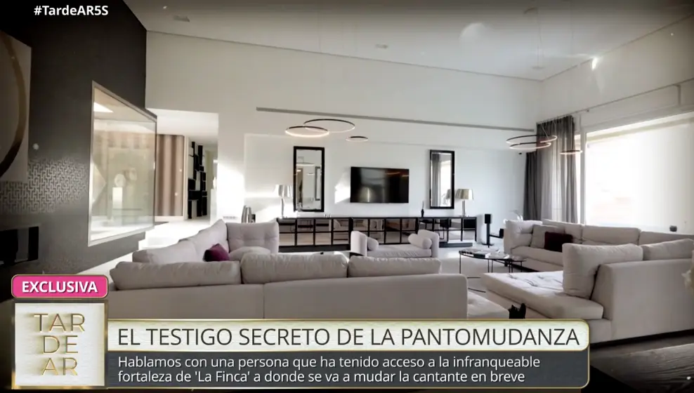 Otro ángulo del salón, de color blanco y estilo minimalista.