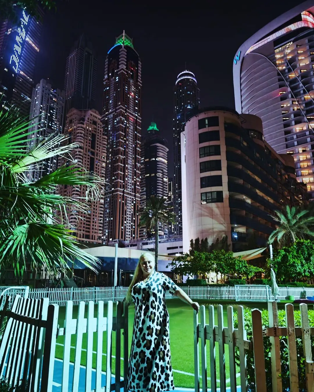 Raquel Mosquera con el skyline y la imagen del hotel detrás.