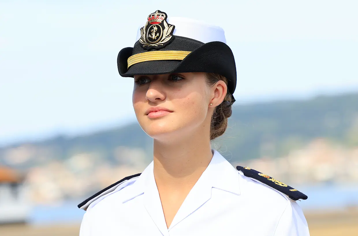 Leonor vestida con el uniforme de la escuela naval.