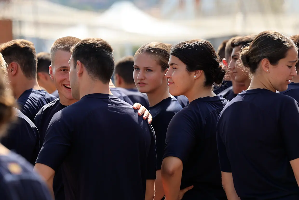 La princesa Leonor en la escuela naval rodeada de compañeros