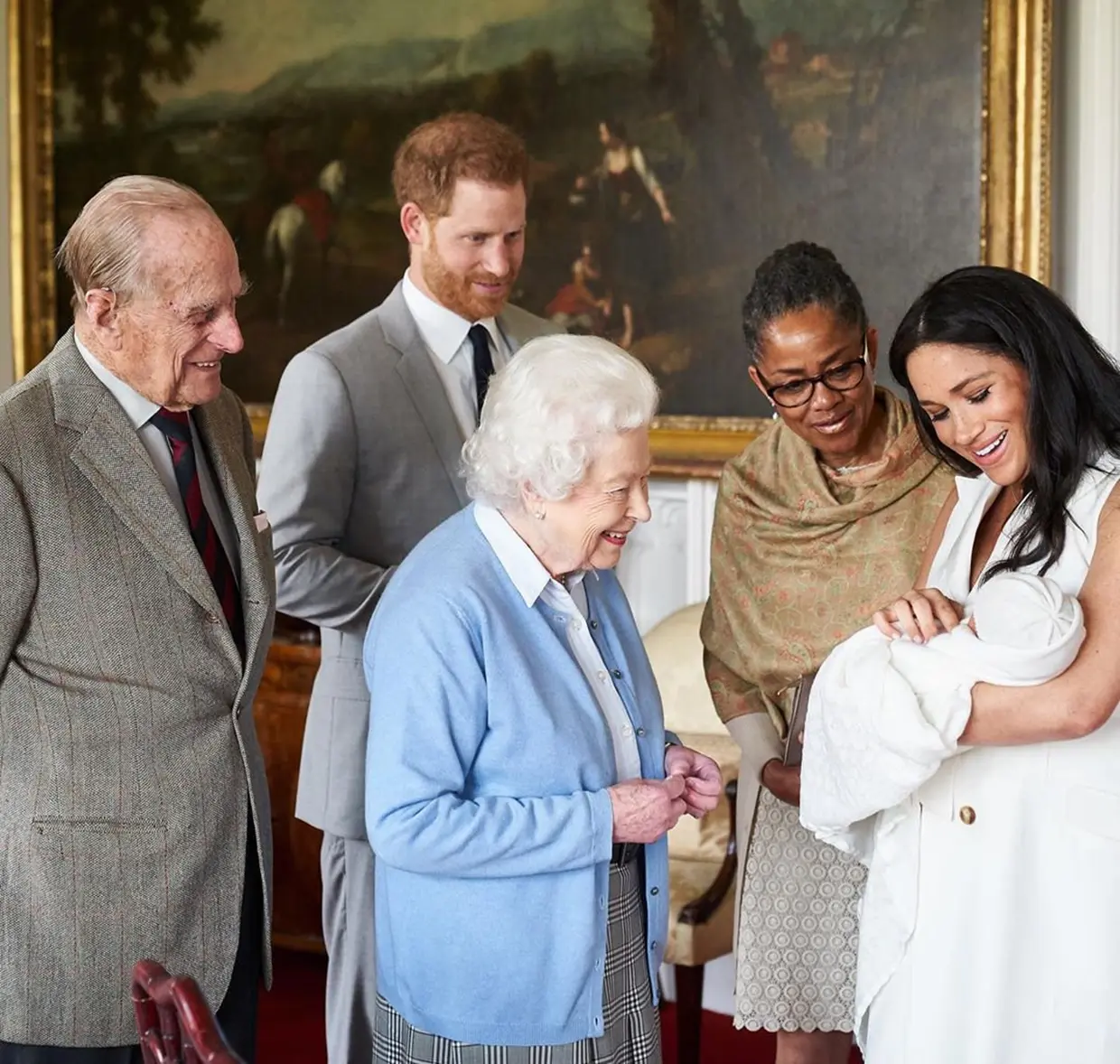 Harry y Meghan presentando a Isabel II y a Felipe de Edimburgo a su hijo recien nacido, Archie