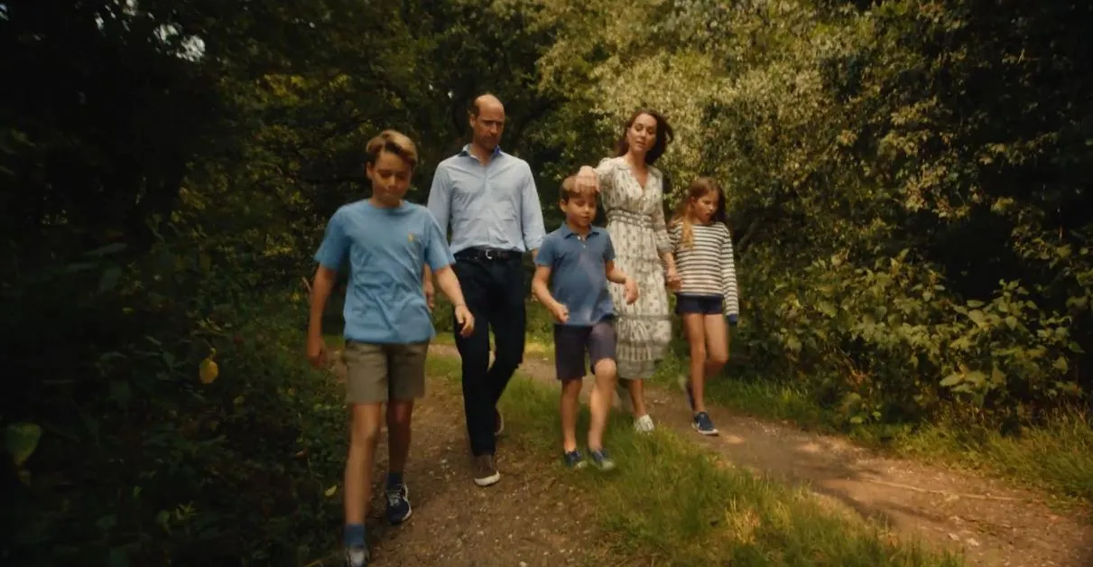 Kate Middleton con Guillermo y sus hijos, en un momento del vídeo.