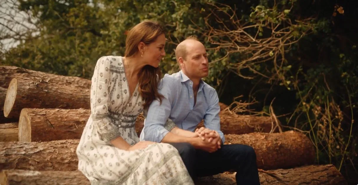 Kate y Guillermo, cogidos de la mano.