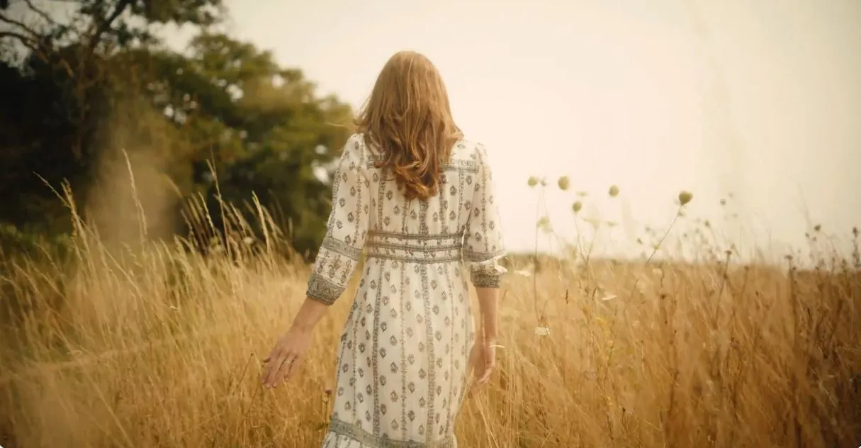 Kate Middleton camina de espaldas por el campo.