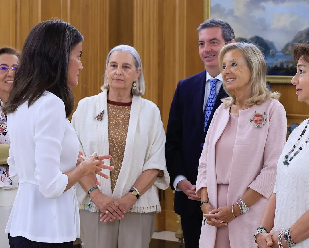 Consciente de la atención que los medios prestarían a esta vuelta, la Reina ha querido dar visibilidad a esta asociación sin ánimo de lucro.