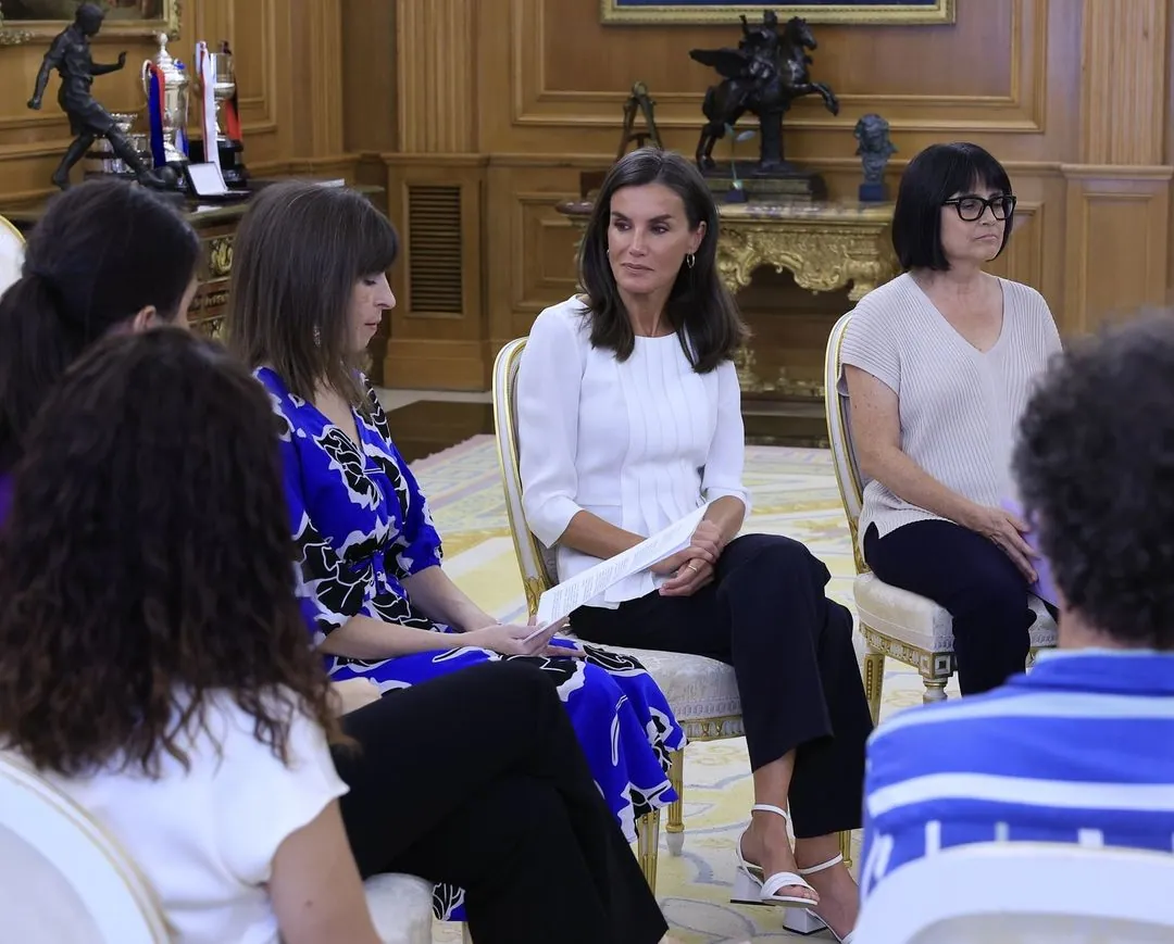 Con un look cómodo y formal, Letizia ha retomado sus compromisos en La Zarzuela.