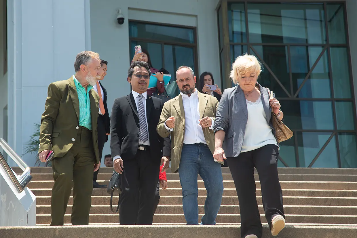 Marcos García Montes (izqda.) con los otros abogados de la defensa: Ramón Chippirrás y Carmen Balfagón.