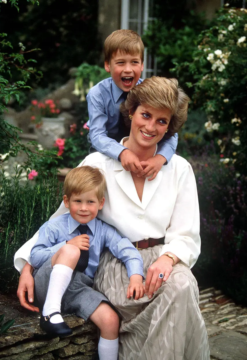 Diana con sus hijos Guillermo y Harry, a quienes enseñó la importancia de la empatía y la solidaridad.