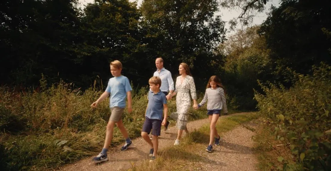 Kate Middleton con su marido y sus hijos.