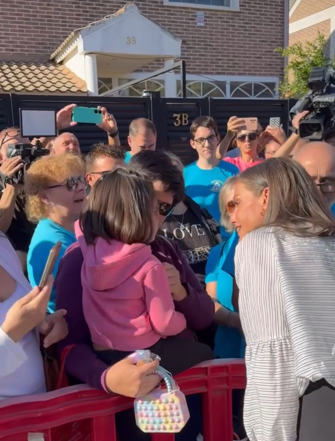 La reina Letizia se ha saltado el protocolo para acercarse a los vecinos.