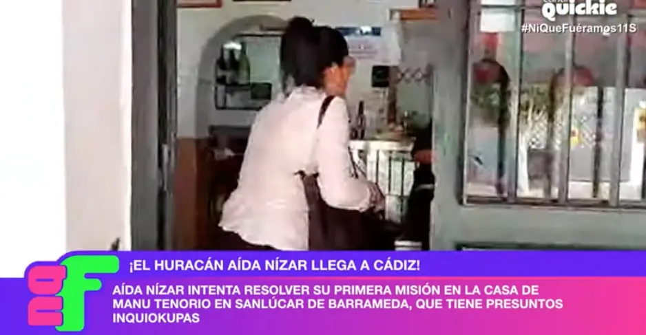 Momento en el que Aída ha sido empujada dentro del bar.