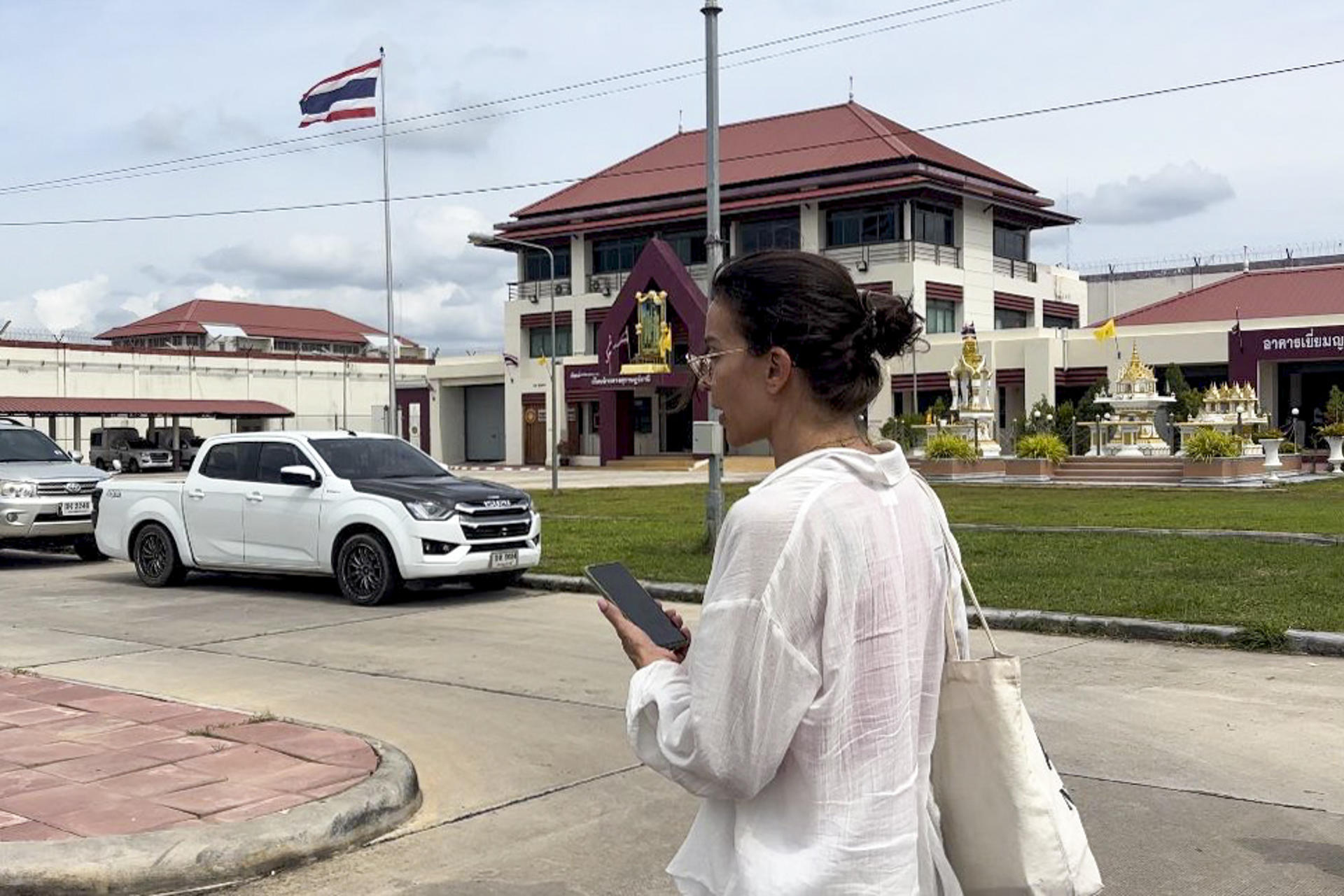 La madre de Daniel Sancho visitó este miércoles nuevamente a su hijo en la cárcel tailandesa de Surat Thani, en el sur del país.