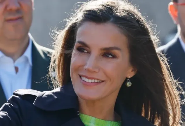 La reina Letizia se compró el año pasado unos pendientes en un puesto artesano en Asturias.