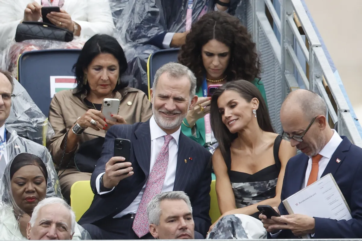 Felipe y Letizia haciéndose un selfie en París.