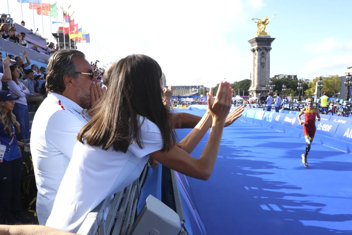 Letizia, animando al triatleta paralímpico Daniel Molina.