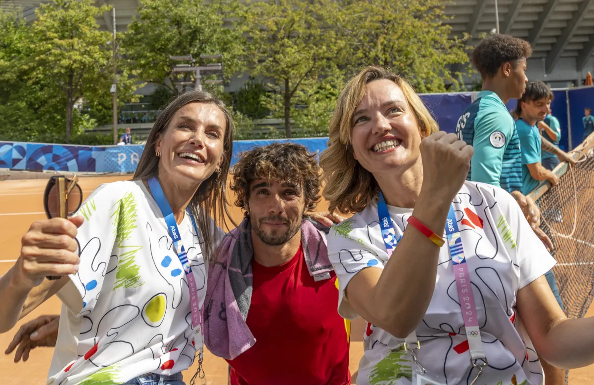 De lo más divertida junto a la ministra Pilar Alegría y el atleta Daniel Caverzaschi.