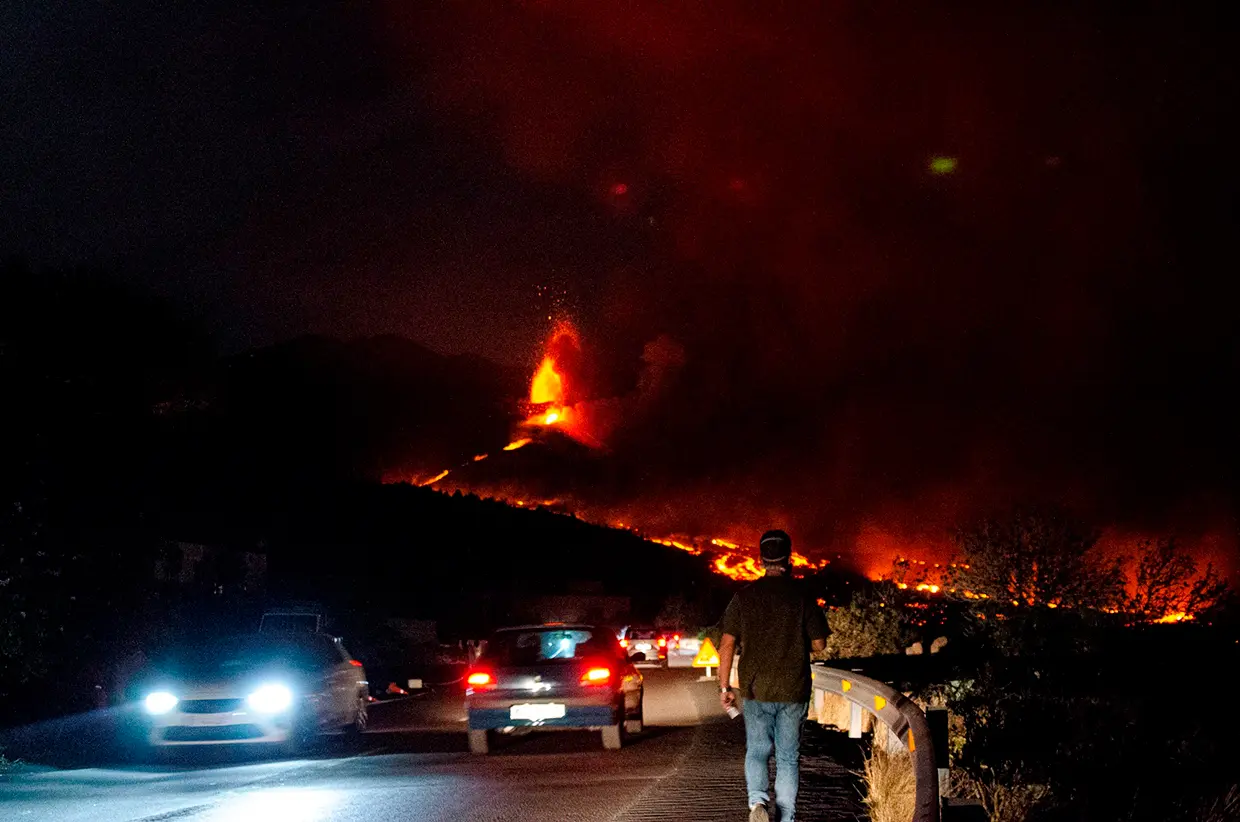 Habitantes de La Palma huyendo del volcán en erupción