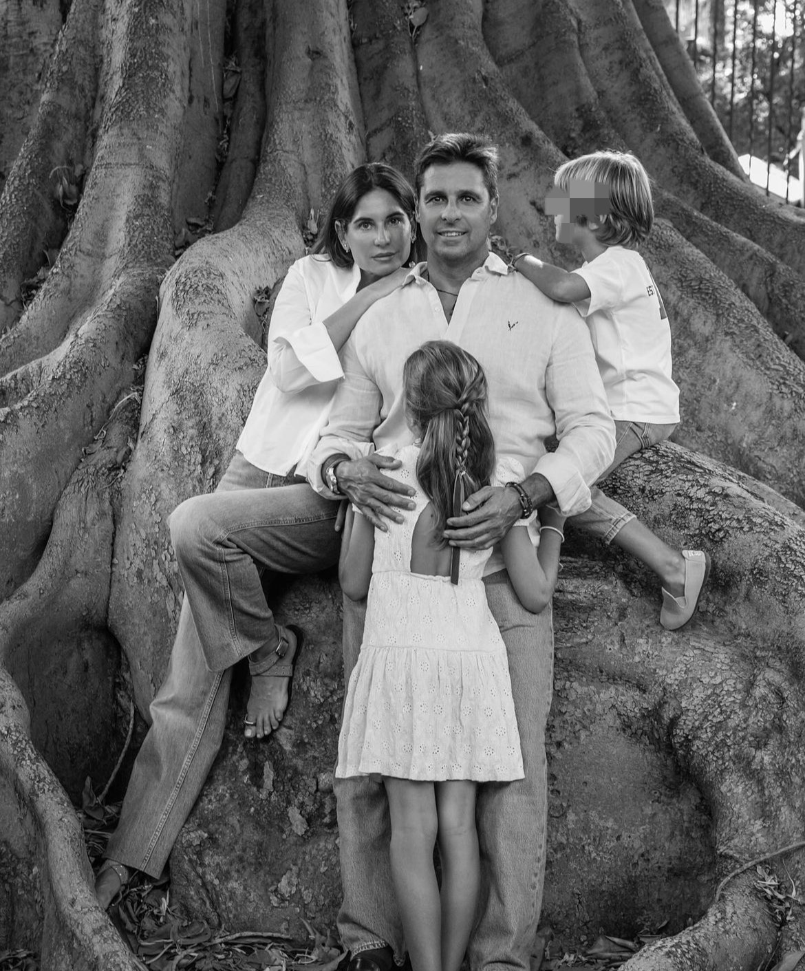 La pareja ha compartido esta foto en familia para dar la noticia.