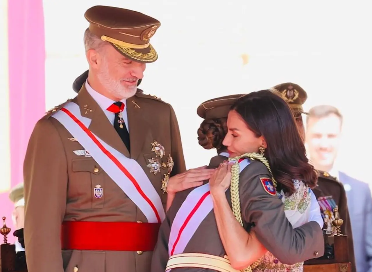 La reina Letizia abraza a su hija.