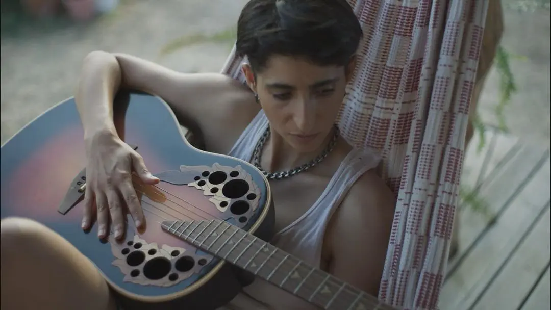 Alba Flores con la guitarra de su padre.