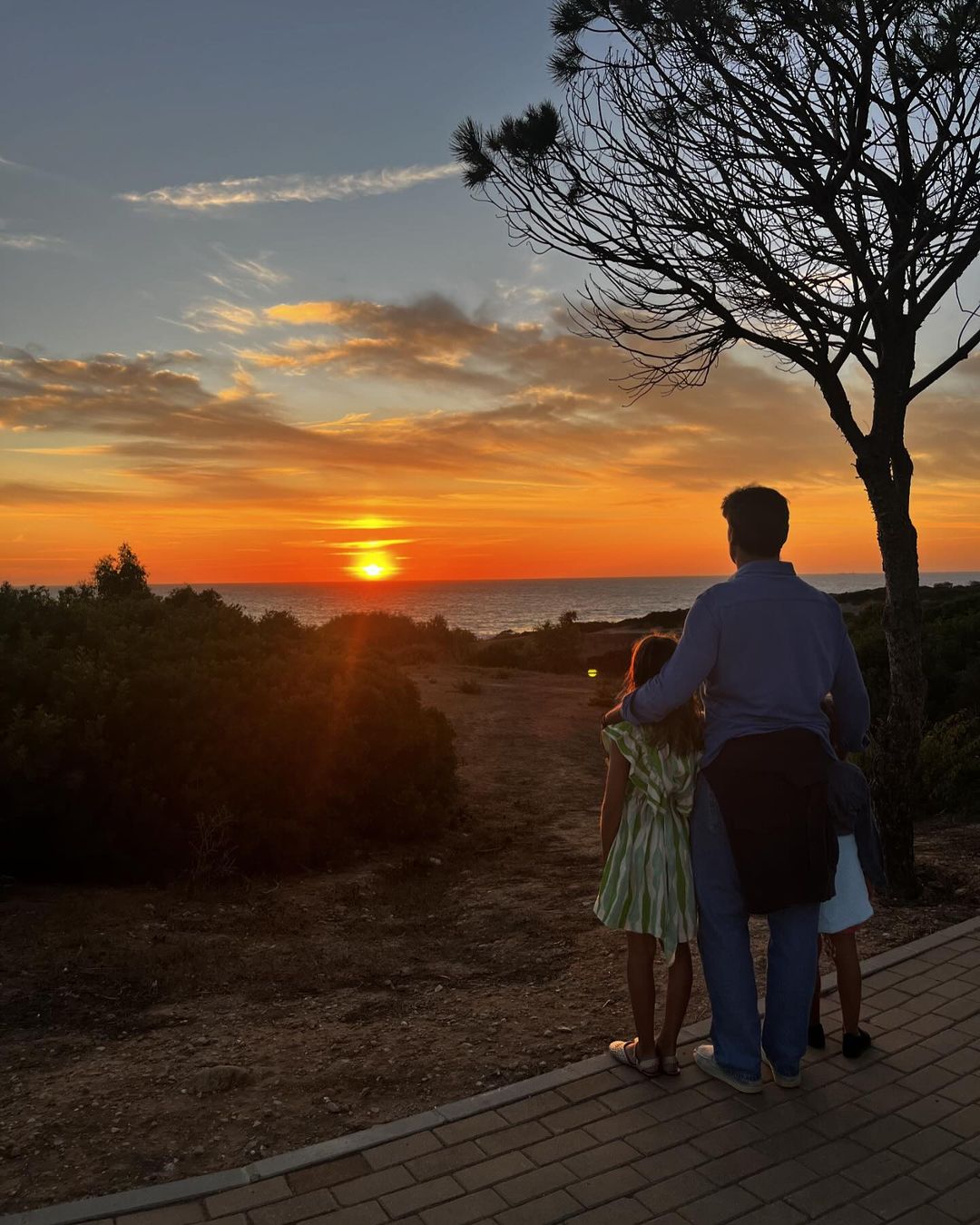 Fran Rivera junto a sus hijos, contemplando una espectacular puesta de sol.