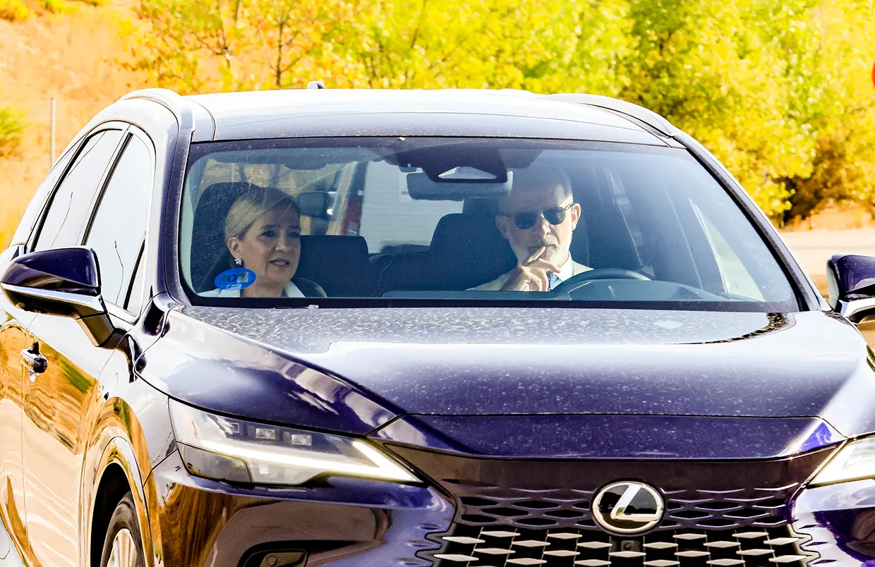 Felipe y Cristina juntos en un coche.