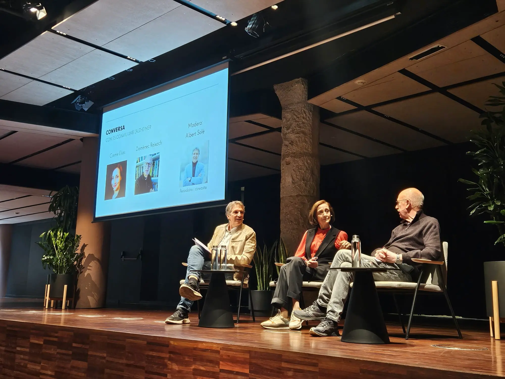 En la charla sobre el Alzheimer con Domènec Reixach.