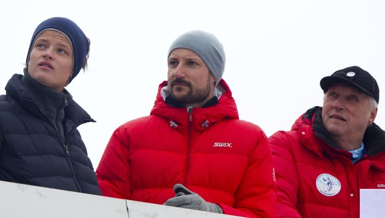 Marius Borg con el príncipe heredero Haakon y el rey Harald de Noruega.