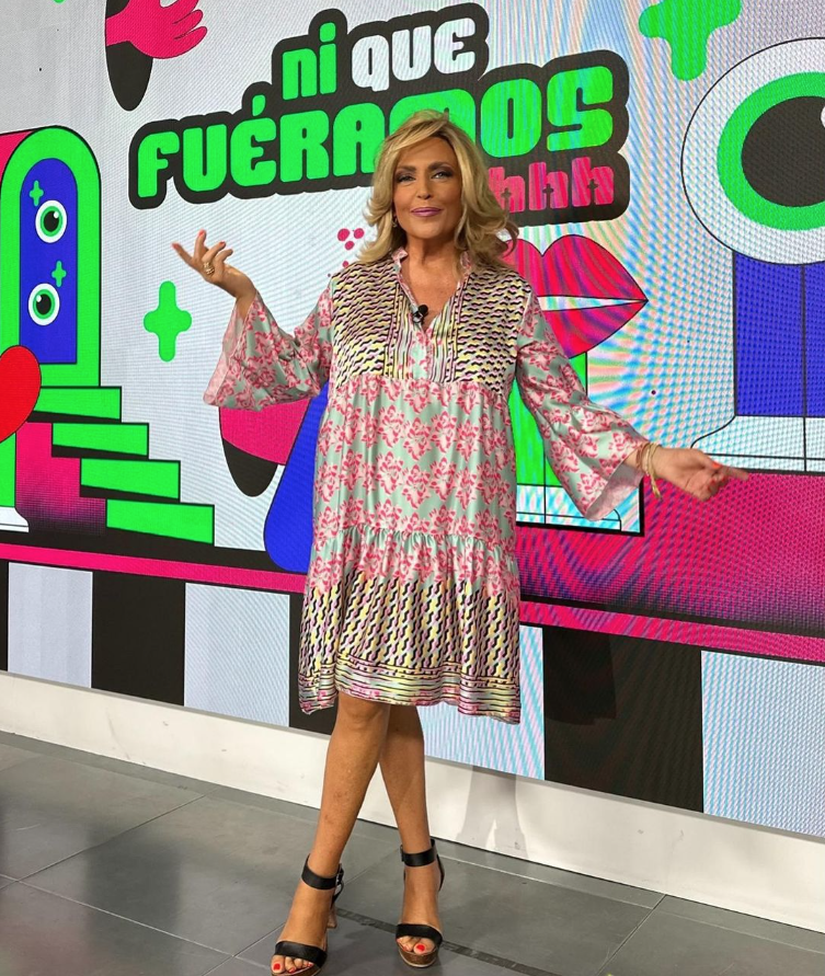 La periodista en el plató de 'Ni que fuéramos' (@lydialozanoof)