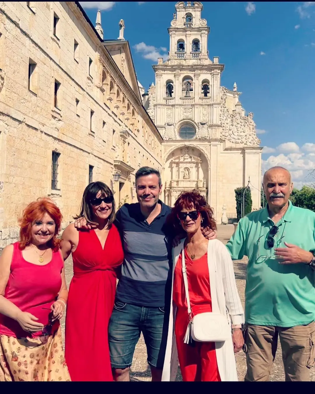 La pareja visitando el Monasterio de la Vid, donde tuvo lugar el enlace, meses antes con su familia.