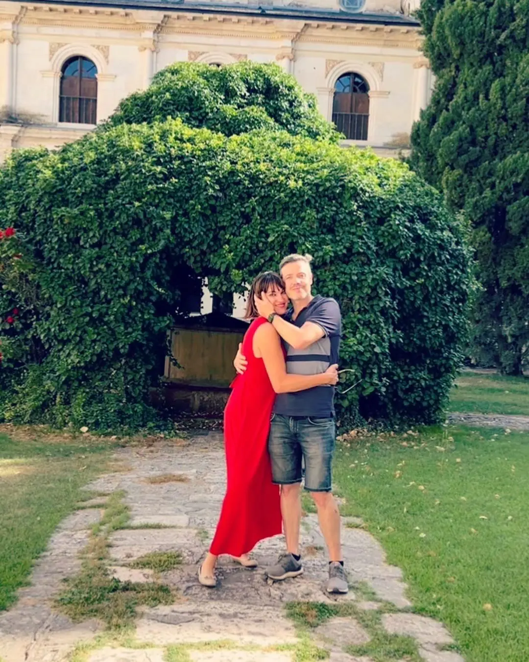 David e Irene posando en los jardines del monasterio.