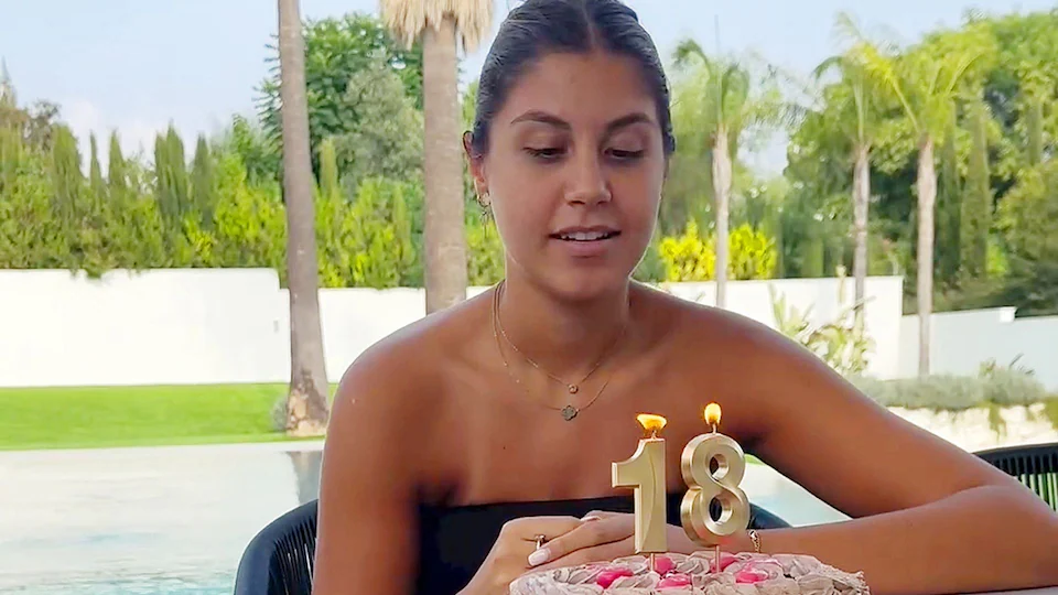 Daniela ha soplado las velas rodada de su familia.