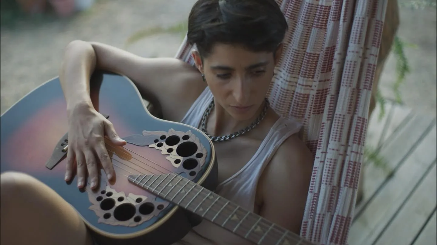 Alba Flores, tocando la guitarra de su padre.