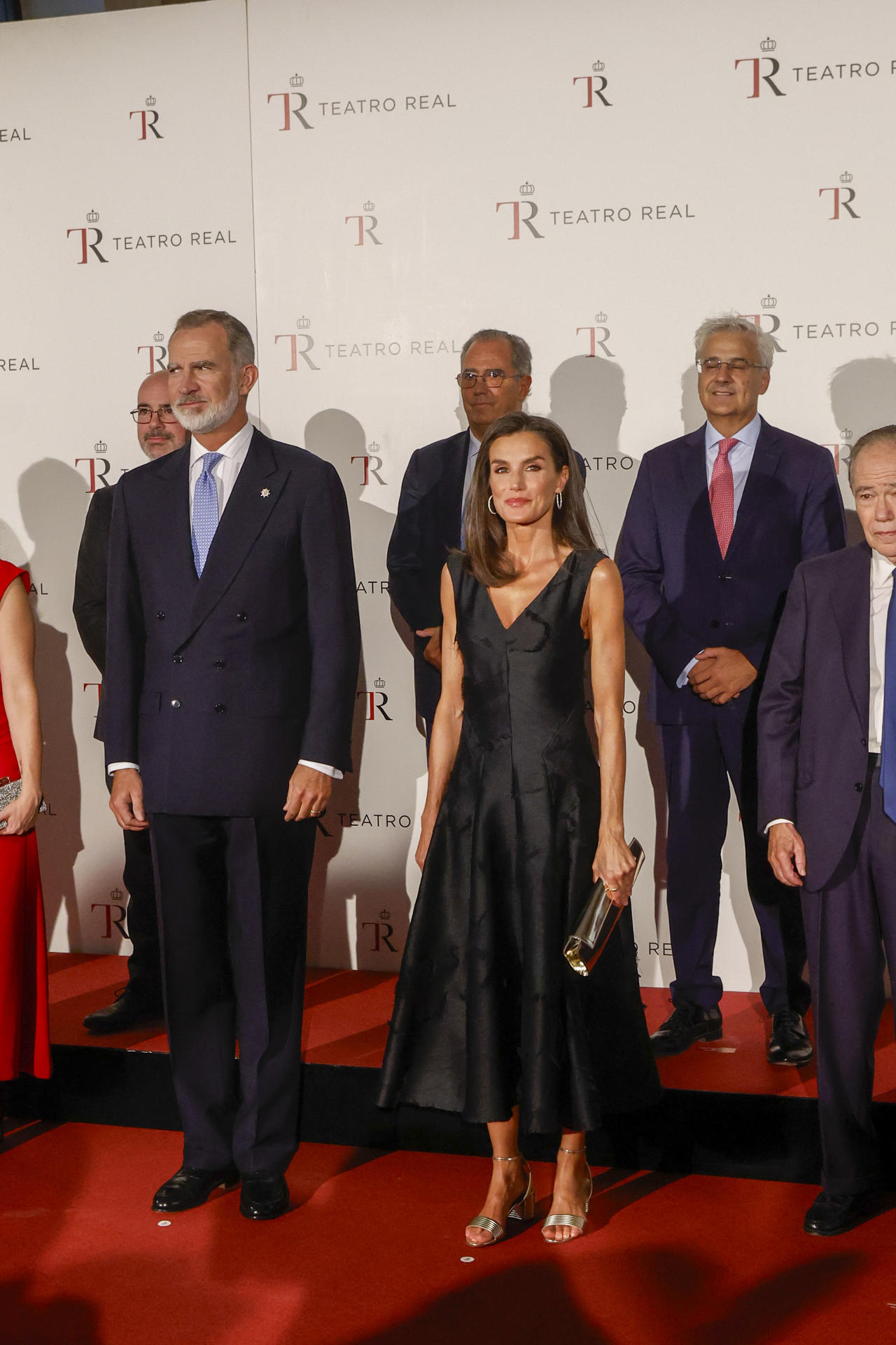 Doña Letizia lució un elegante vestido midi sin mangas, falda evasé y escote a pico que ya habíamos visto en otra ocasión.