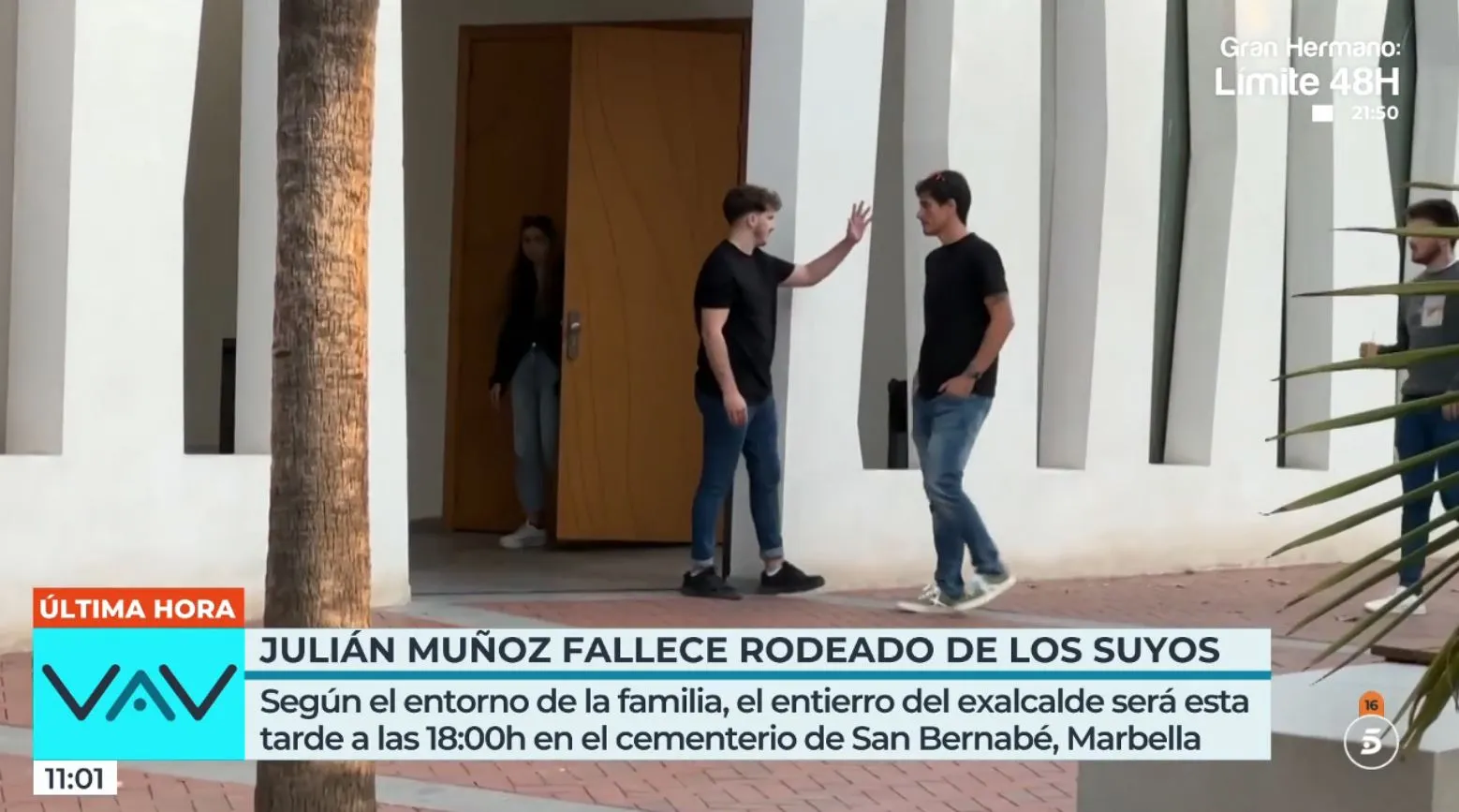 Fran Redondo, nieto de Julián Muñoz, en el tanatorio.