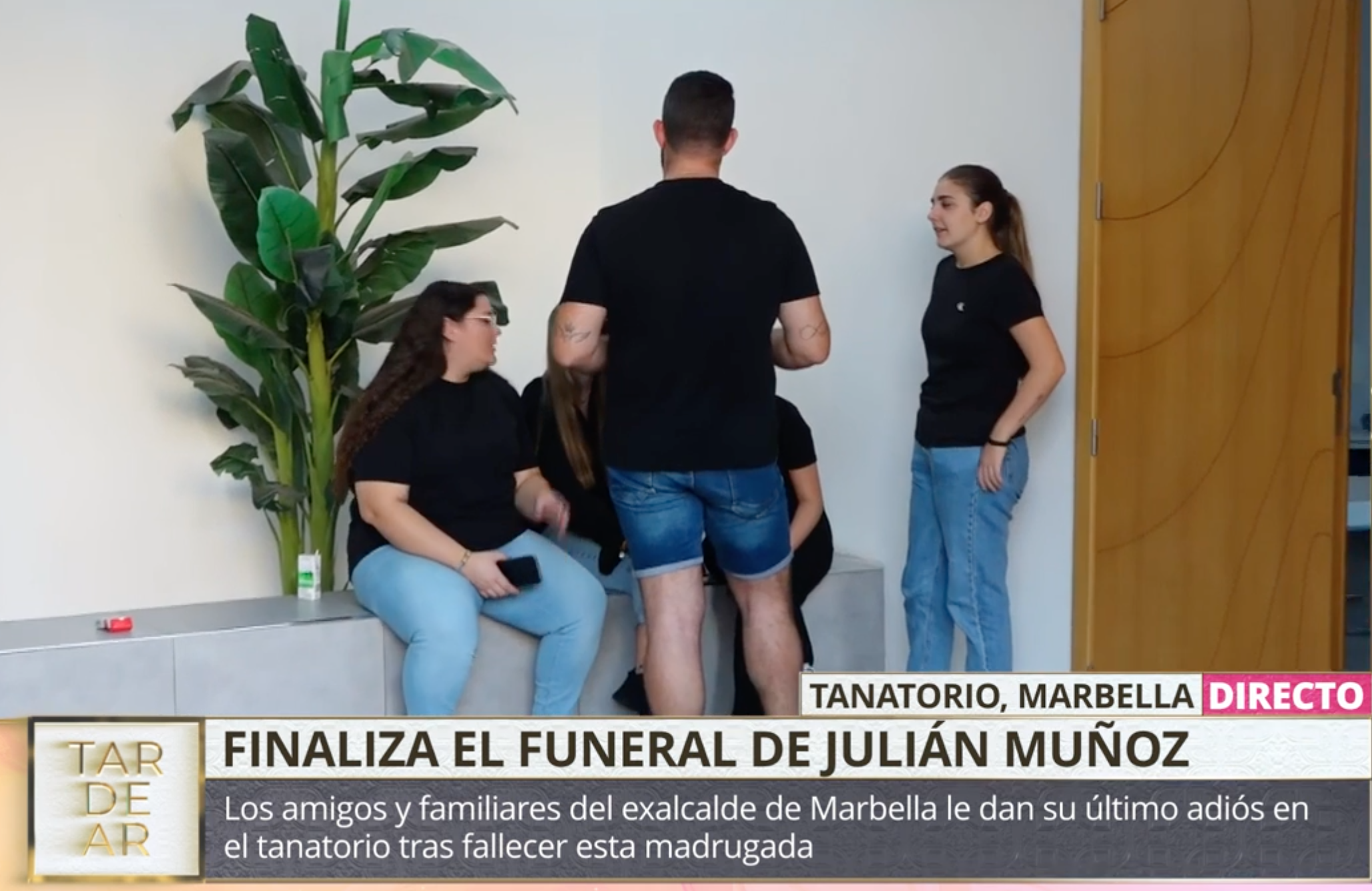 Las nietas de Julián Muñoz tras la misa funeral.