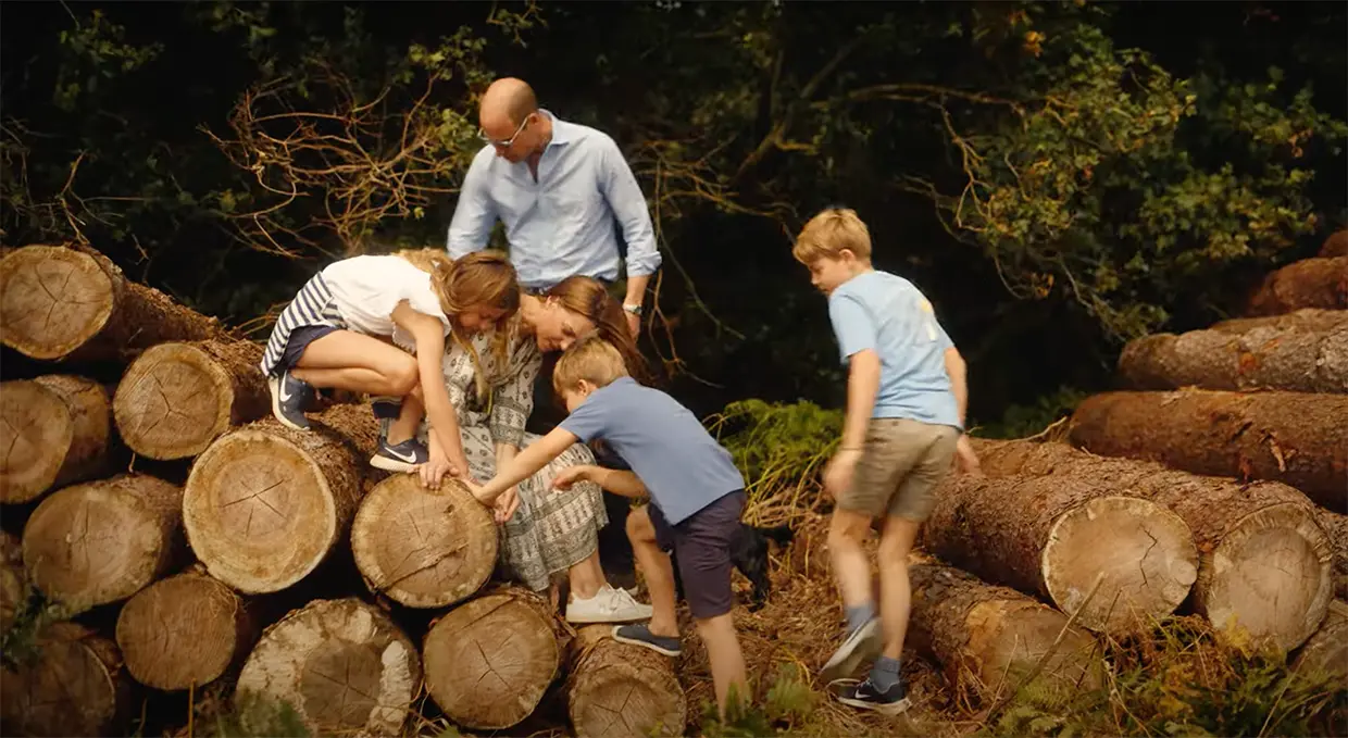 Kate con Guillermo y sus hijos, George, Charlotte y Louis, siempre el más travieso (derecha, subido a un árbol), en varios momentos del vídeo.