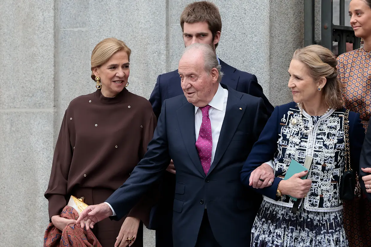 Juan Carlos con las infantas Elena y Cristina y otros miembros de su familia en la boda de Martínez-Almeida.