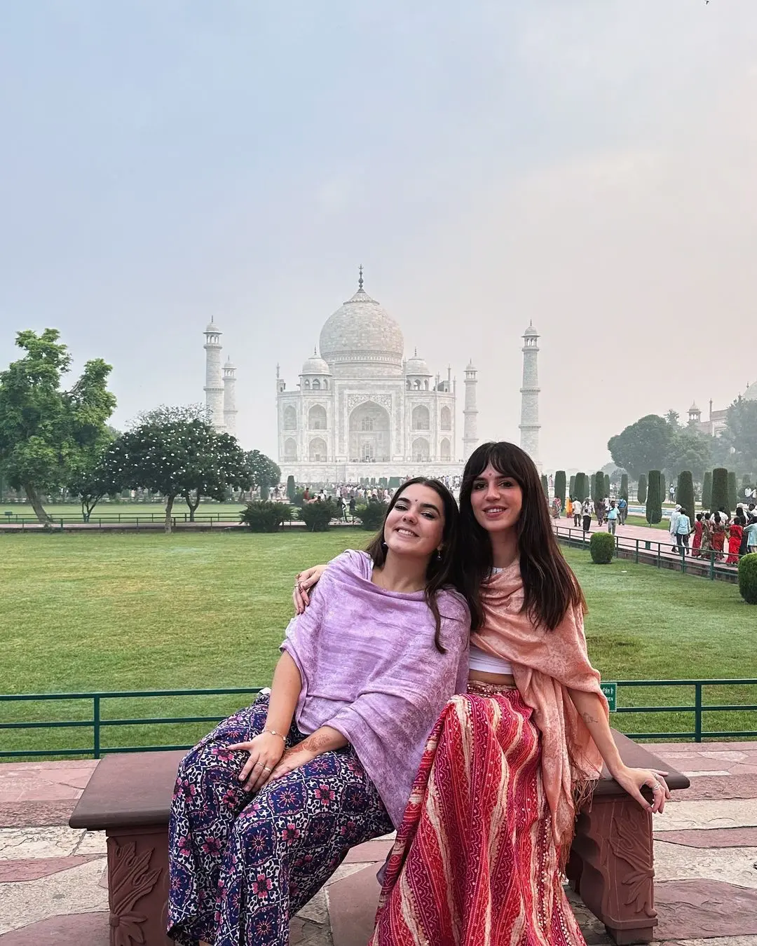 Emi junto a una amiga delante del monumento.