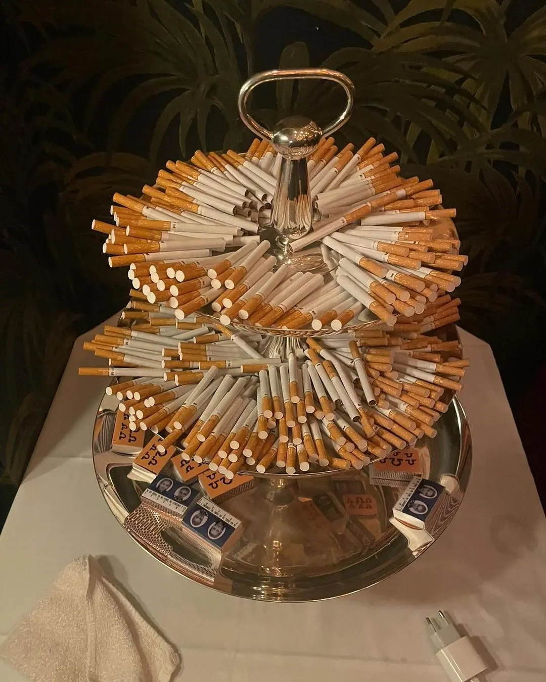 La "tarta" de cigarrillos que la misma cantante ha compartido.