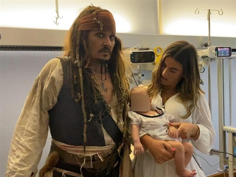 Johnny Depp en su paso por el hospital de San Sebastián